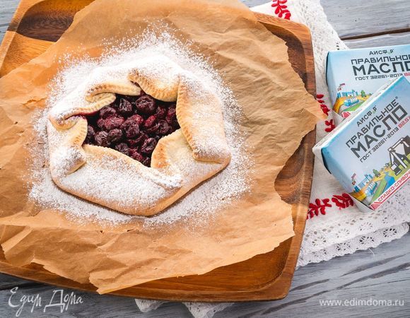 Выпекайте пирог при 180°С в течение 30–35 минут. Готовую галету посыпьте сахарной пудрой. Приятного аппетита!