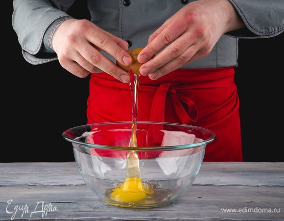 В миске немного взбейте яйца.