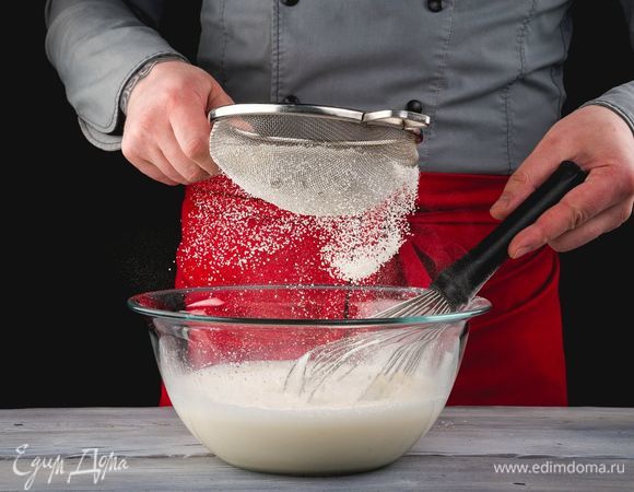 Просейте муку, добавьте сахар и соль. Все хорошо перемешайте.