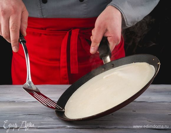 Выпекайте блины на раскаленной сковороде, смазанной растительным маслом.