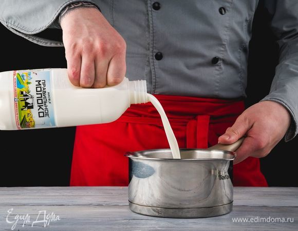 Для того чтобы приготовить домашний творог, ПравильноеМолоко АО АИСФеР 3,2–4% влейте в кастрюлю с толстым дном и подогрейте, пока от молока не пойдет пар, но не кипятите.