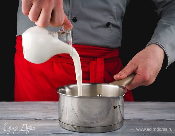 Добавьте любой кефир, перемешайте. Убавьте огонь и продолжайте варить массу.