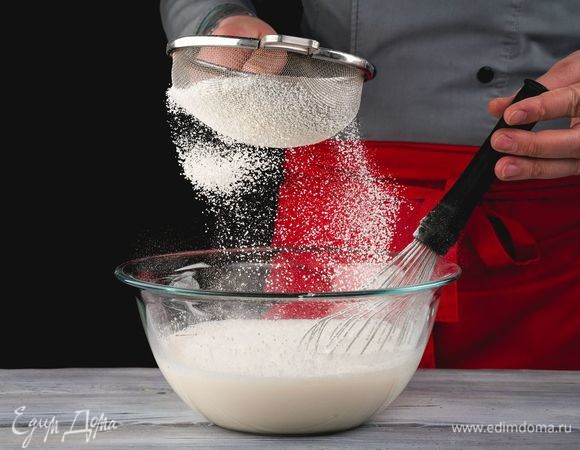 Добавьте муку и растительное масло, тщательно перемешайте.