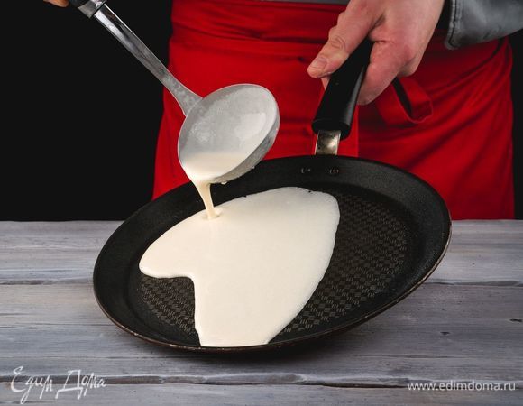 Выпекайте блины на разогретой сковороде, смазанной маслом.