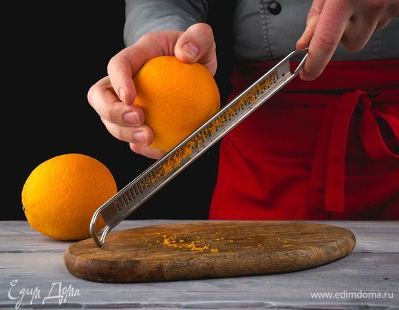 С апельсинов снимите цедру, выжмите апельсиновый сок.