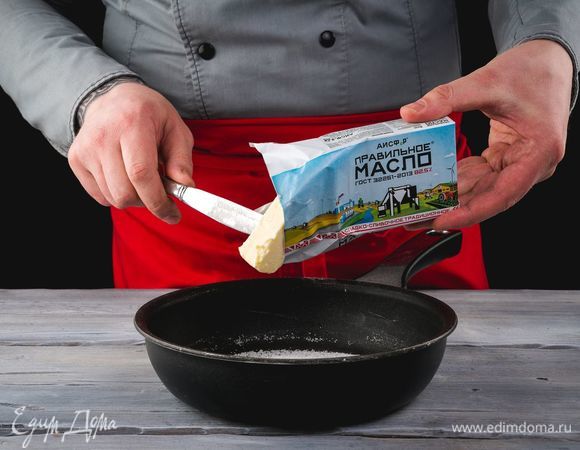 На сковороде начните разогревать сахар, пока он не превратится в карамель. Добавьте ПравильноеМасло АО АИСФеР, перемешайте и прогрейте в течение пары минут.