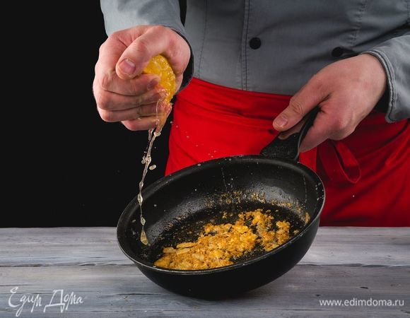 Добавьте цедру и влейте апельсиновый сок, прогрейте еще 2 минуты.