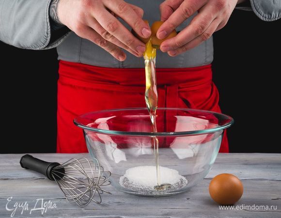 Взбейте яйца с солью и сахаром.