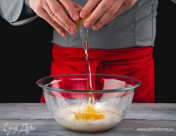 Затем добавьте 2 яйца, замесите тесто и оставьте на 1 час в теплом месте.