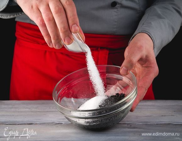 Смешайте мак с сахаром.