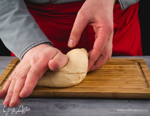 Разомните подошедшее тесто, разделите на две части.