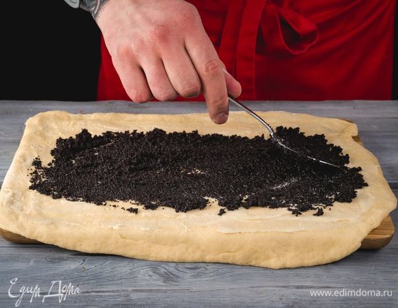 Выложите маковую начинку на тесто.