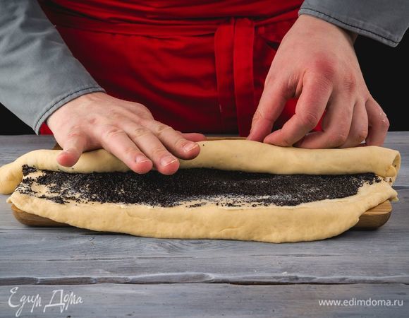 Сверните пласты теста в рулеты, разрежьте на части толщиной 3 см, оставьте на 20 минут.