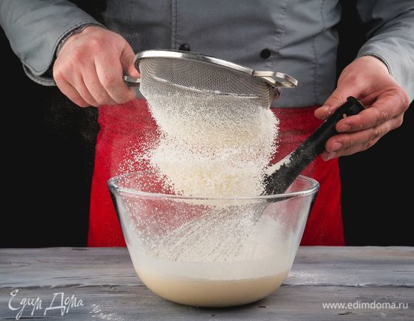 Влейте растительное масло и муку все тщательное перемешайте.