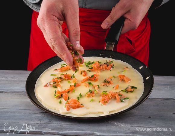 На раскаленную сковороду, смазанную маслом, вылейте тесто. Как только нижняя сторона пропечется, выложите начинку и переверните блин.