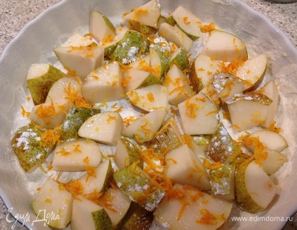 Добавить цедру лимона, апельсина, корицу и сахарную пудру, посыпать груши.