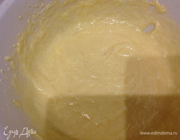 Масло хорошо взбить с сахаром. Добавить ванильный сироп.