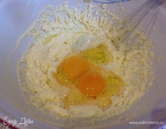 Добавить яйца и снова взбить.