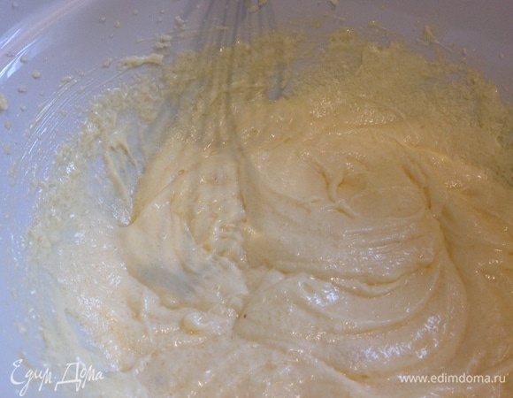 Добавить муку, разрыхлитель, взбить.