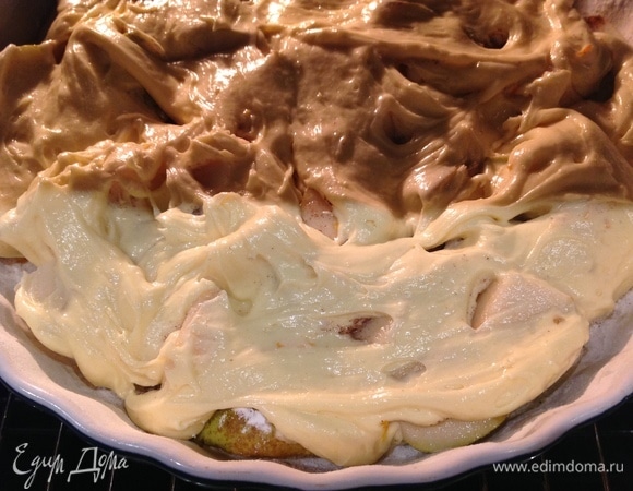 Быстро выложить тесто на груши. Поставить выпекаться на 30–40 минут. Готовность зависит от возможностей вашей духовки.