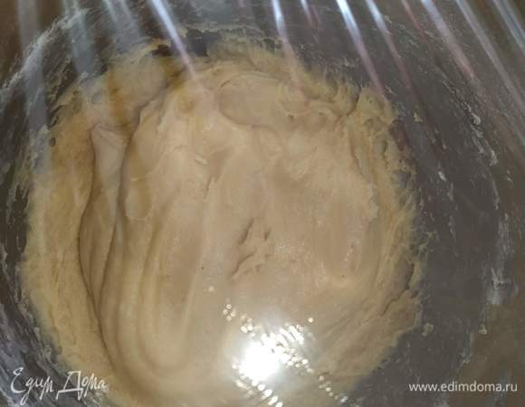 Всыпьте муку и замесите тесто. Тесто будет липнуть к рукам, это нормально. Накройте и дайте подойти 1,5 часа.