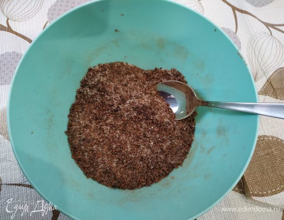 Пока тесто подходит, готовим начинку. Шоколад натираем на терке, добавляем сахар и корицу. Перемешиваем.