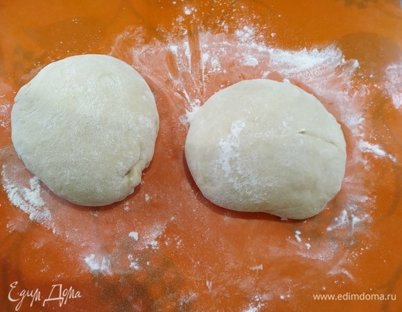 Делим тесто на две части.