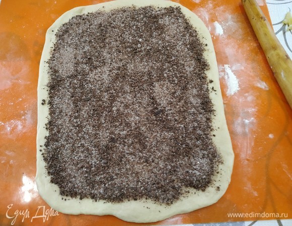 Посыпаем начинкой один прямоугольник теста.