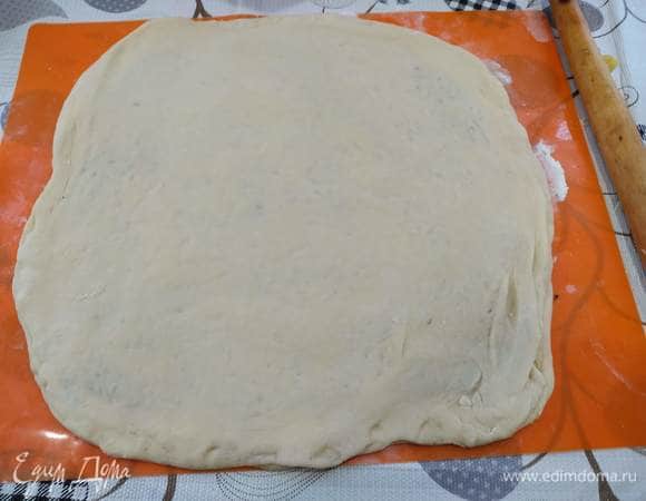 Накрываем вторым прямоугольником и хорошо защипываем края. Немного раскатываем скалкой.