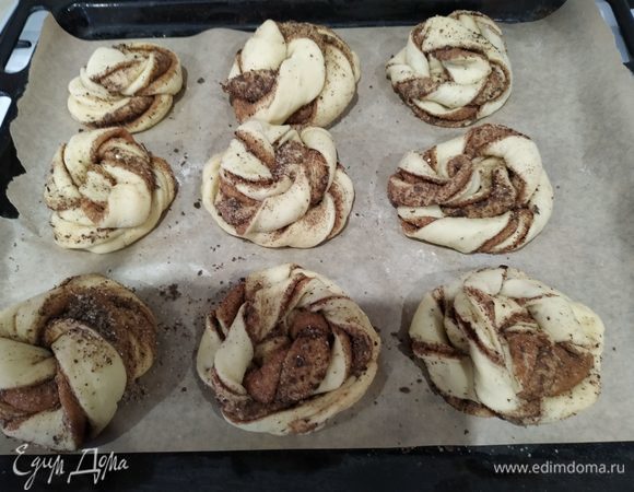 Выкладываем на противень, застеленный пергаментом. Накрываем и даем подойти 15–20 минут.