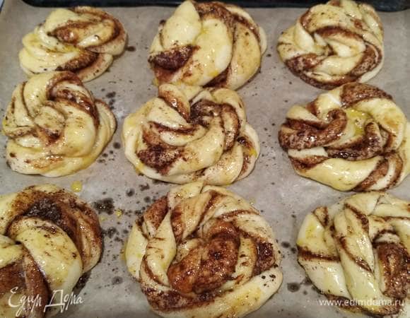 Смазываем желтком, смешанным с молоком.