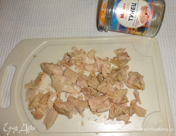 Филе тунца ТМ «Магуро» разрезать на кусочки.