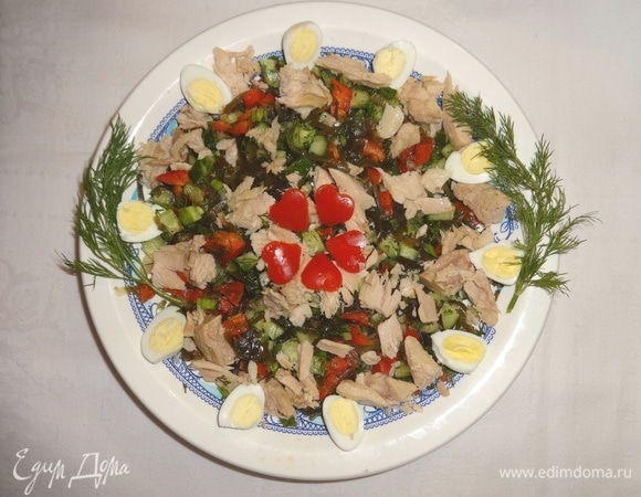 На овощи разложить кусочки тунца и половинки перепелиных яиц. Полить салат оливковым маслом из банки. В центре выложить сердечки из перца. Украсить веточками укропа.