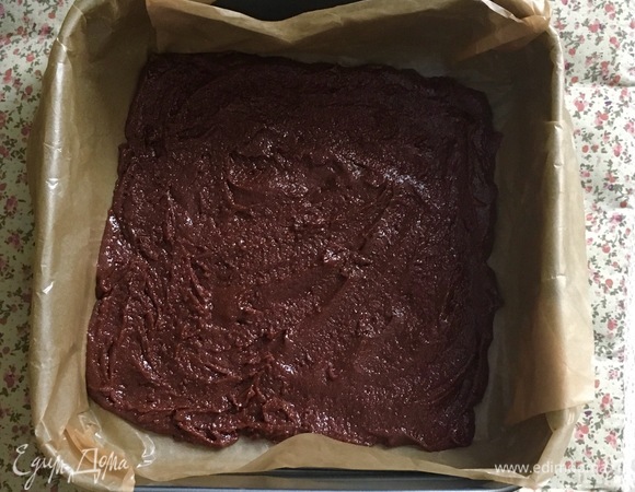 Половину шоколадного теста равномерно распределить по форме.