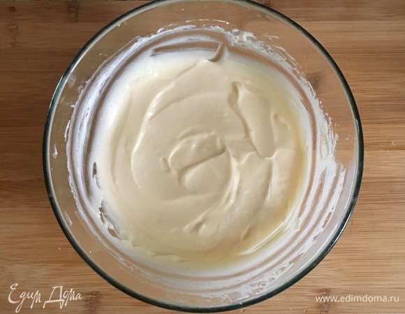 Для сырного слоя миксером на средней скорости взбейте сливочный сыр до пышности. Добавьте сахар и яйцо, продолжая взбивать, пока не останется никаких комочков.