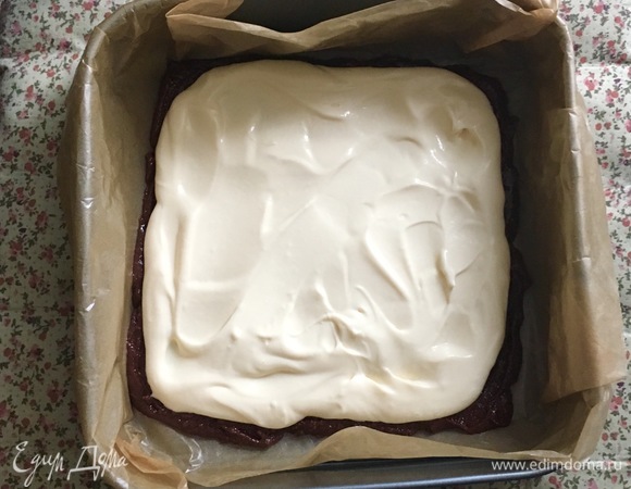 Вылейте сырный слой в форму поверх шоколадного слоя.