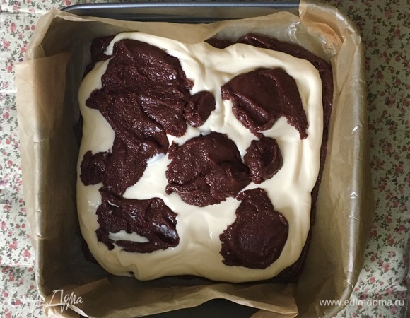 С помощью столовой ложки выложите оставшееся шоколадное тесто поверх сырного слоя.