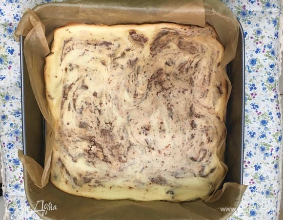 Выпекать в разогретой духовке 30–35 минут (или пока верх не затвердеет). Края брауни могут отставать от стенок формы, но центр должен оставаться слегка влажным.