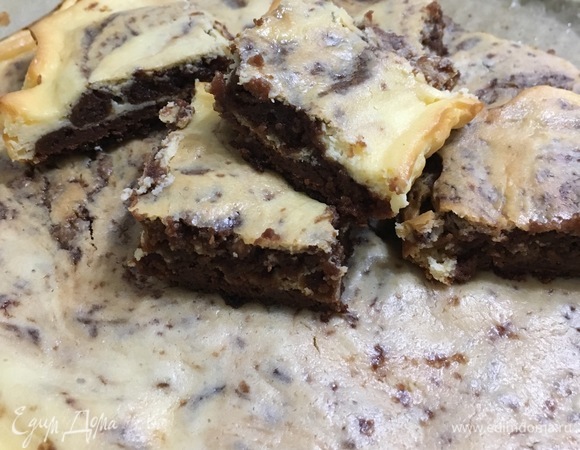 Перед подачей переложите брауни из формы на разделочную доску и разрежьте на пирожные одинакового размера.