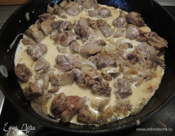 Добавляем сливки, соль и остальные специи. Тушим 7–10 минут.