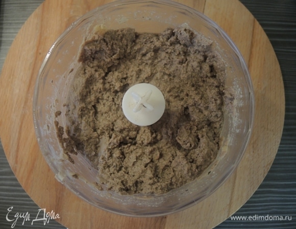 Затем перекладываем все в чашу блендера и измельчаем.