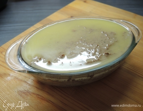 Сверху паштет заливаем тонким слоем растопленного сливочного масла. Это предотвратит заветривание. Ставим в холодильник. Приятного аппетита!