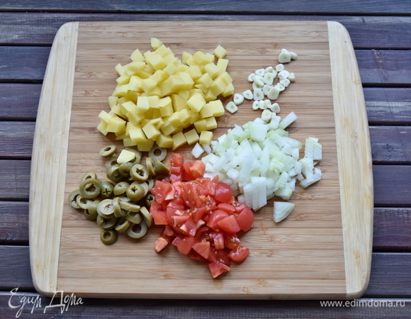 Овощи нарезать кубиком. С помидоров предварительно снять кожицу, обдав их кипятком.