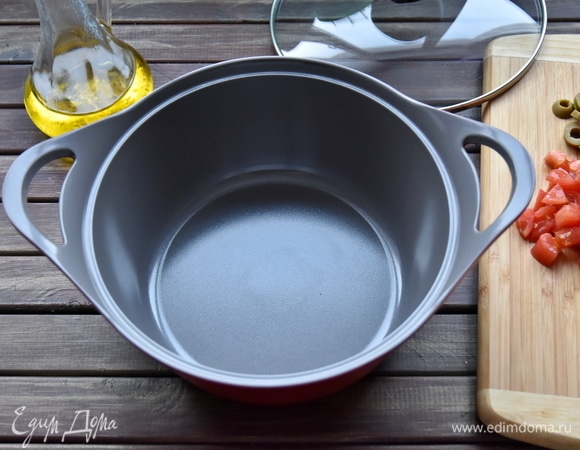 В посуде разогреть оливковое масло.