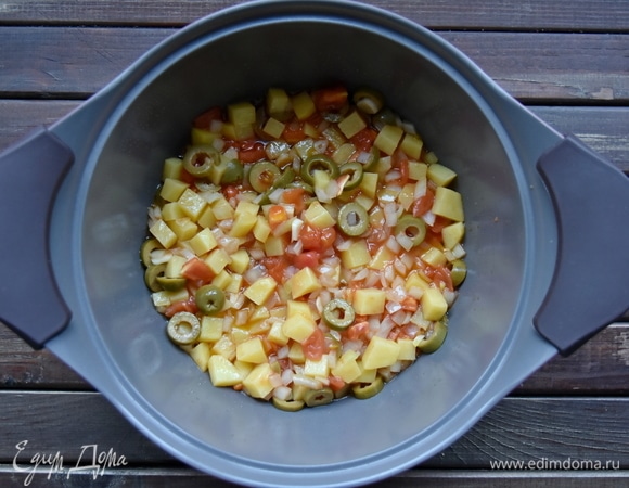 Пассеровать нарезанные овощи минуты 2–3.