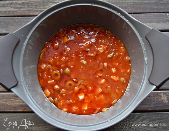 Добавить томатную пасту, разведенную в стакане воды. Соус потушить минут 10 на медленном огне.