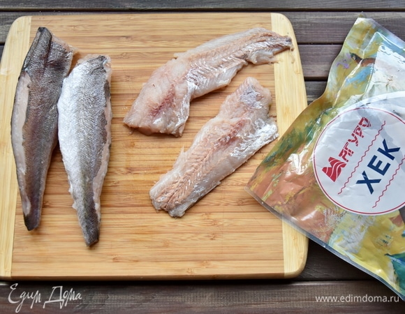 Рыбу разморозить, освободить от плавников, промыть, обсушить бумажным полотенцем. При желании рыбу можно разделать на филе, освободив от костей. Но мне больше понравилось тушить рыбу в соусе целиком.