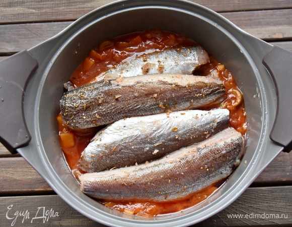 Сдобрить рыбу солью и специями. У меня смесь средиземноморских специй (розмарин, чабрец, орегано, паприка, чили, чеснок). Поверх соуса выложить подготовленную рыбу. Накрыть посуду крышкой и тушить рыбу в соусе минут 10. Перед подачей дать блюду некоторое время настояться.