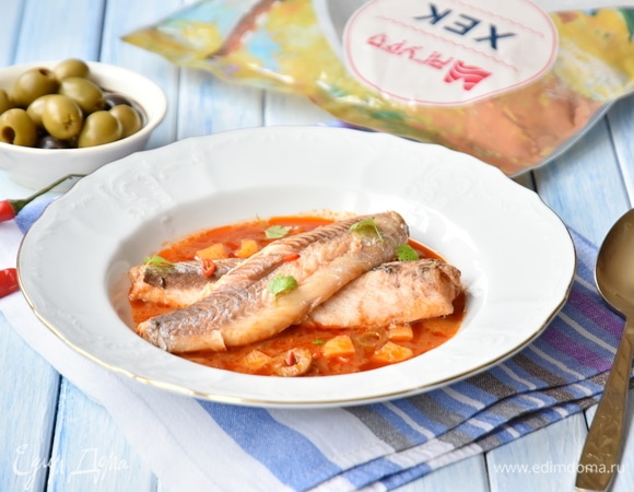 При подаче в тарелку выложить соус, затем — филе рыбы, освобожденное от костей. Посыпать блюдо зеленью и острым перцем (на любителя).