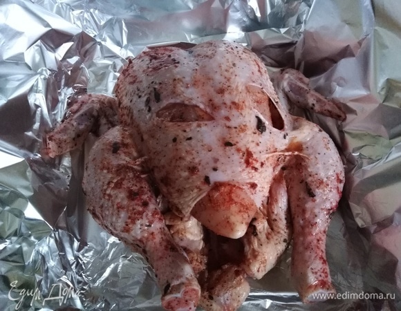 Выложить курицу на фольгу. Завернуть. Поставить в разогретую духовку. Запекать при 220°C 30 минут.
